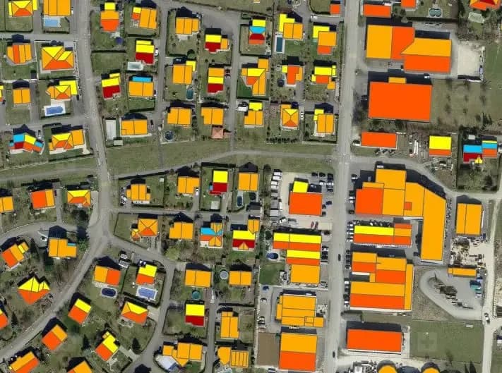 Capture d'écran d'un cadastre solaire montrant le potentiel solaire d'une toiture par zones colorées